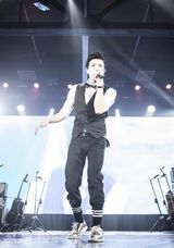 组图：黄鸿升中央车站开唱 展现优质偶像实力