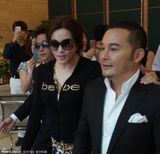 组图：刘晓庆获多人撑伞显大牌 与化妆师秀亲密