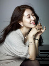 组图：朴信惠拍写真 魅力微笑优雅可爱