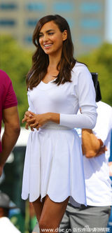 组图:C罗女友伊莲娜白裙录节目 裙摆飞舞险走光