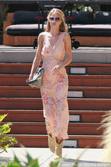 组图：斯坦森牵超模女友出街 大秀恩爱画面养眼