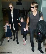 组图：妮可一家现身机场 辣妈左拉右抱无压力