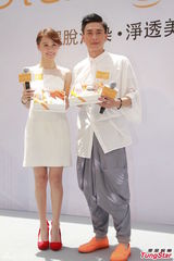 组图：黄翠如无奈被偷拍 黄宗泽婉转拒认单身