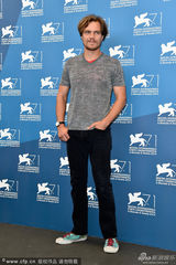 组图：《99个家》亮相威尼斯 蜘蛛侠加菲变野人