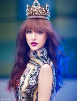 组图：刘羽琦卷发优雅出镜   展强烈时尚感