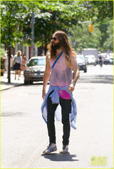 组图：莱托满脸络腮胡大叔味醇厚 粉背心显骚气