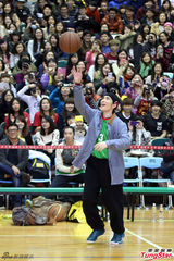 组图：萧敬腾一扫泼粪阴霾 展笑颜和学生打球