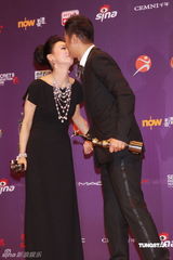 幻灯：香港金像奖后台 任达华惠英红互吻庆祝