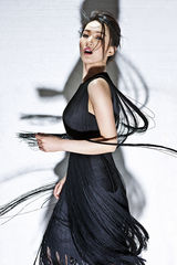 组图：刘丛丹新写真玩转光影 烟熏妆冷艳灵动