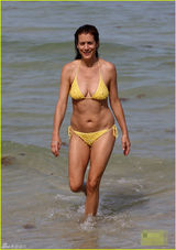 组图：凯特-沃什身材走样 与男友甜蜜戏水