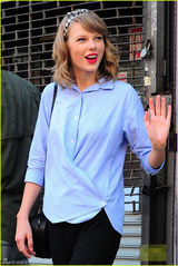 组图：斯威夫特蓝衬衫清新现身 微笑打招呼