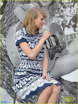 组图：斯威夫特蓝裙捞金显魅力 露灿笑坐姿可爱