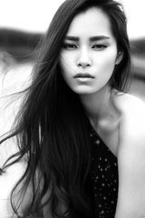 组图：田蕾希黑白大片曝光 性感冷艳神色撩人