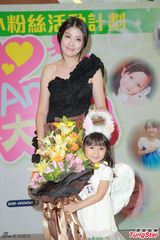 组图：陈慧琳黑裙秀长腿 不评论陈司翰家暴传闻