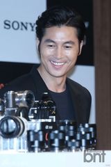 组图：郑雨盛出席代言活动 黑西装帅气十足