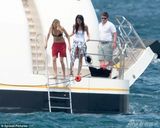 组图：赛琳娜与出柜超模出海 二人海中亲密嬉戏