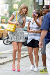 组图：泰勒露脐装俏皮可爱 热心为路人指路