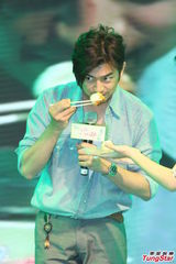 组图：陈柏霖传递正能量 与考生分享放松计划