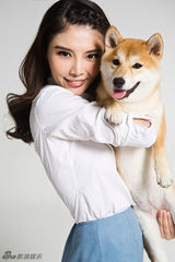 组图：徐冬冬登宠物杂志封面 拥抱爱宠温馨幸福