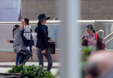 独家：冯小刚女儿穿校服活泼可爱 与徐帆亲昵