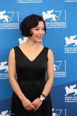 组图：威尼斯评委齐亮相 陈冲美艳搭蒂姆-罗斯