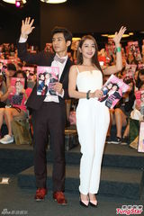 组图：炎亚纶李毓芬现身签书会 (炎亚纶遭讥整形关微博)