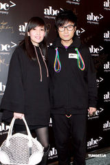 幻灯图：古巨基时尚开潮店 好友周慧敏站台支持