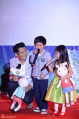 组图：曹格欲跟黄磊结亲家 女儿听村长秒变哭脸