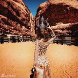 组图：牵着男友环游世界的背影女神要嫁了