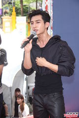 组图：炎亚纶冒高温签售 掀衣露腹肌帮歌迷消暑