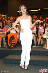 组图：炎亚纶李毓芬现身签书会 (炎亚纶遭讥整形关微博)