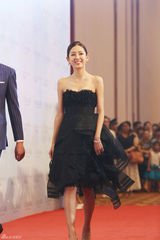 组图：何炅叶璇许茹芸等群星出席时尚盛典