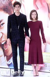 组图：韩星郑有美出席发布会 长裙显优雅