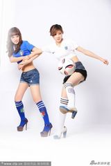 组图：足球宝贝底裤走光上演抢镜争夺战