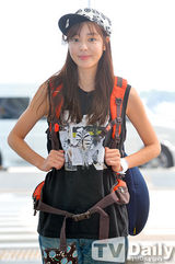 组图：韩团BEAST李起光亮相机场 呆萌搞怪