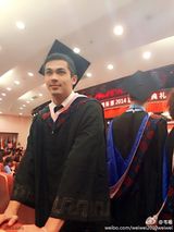 组图：韦唯二儿子高中毕业照 混血帅哥被狂赞