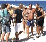 组图：威尔史密斯海滩遭围堵 女粉丝裸上身狂追