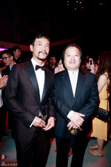 组图：廖凡上海出席艺术展  西装笔挺深沉内敛