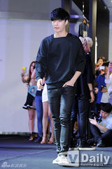 组图：EXO黑白酷装亮相 灿烈搞怪表情多