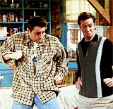 组图：《老友记》乔伊钱德勒重逢 染白发仍恩爱