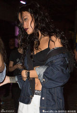 组图：蕾哈娜穿Bra深夜泡吧 秀性感半球露蛮腰