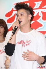 组图：吴奇隆萧亚轩等众星参加赈灾晚会