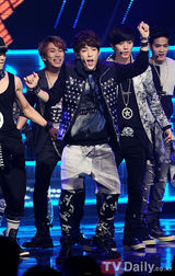 组图：《M Countdown》FTIsland回归荣获第一