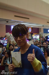 组图：杨宗纬上海签售新专辑场面温馨