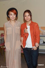 组图：容祖儿帅气造型现身 与卢凯彤支持声演会