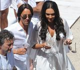 组图：F1总裁千金大婚奢靡派对 吻同性入水走光