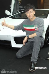 组图：林志颖挺跑车满口爸爸经 工作忙婚礼仍在商榷