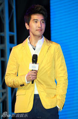 组图：赵又廷出席活动 黄色西装帅气阳光