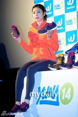 组图：花滑运动员金妍儿出席代言活动吐舌卖萌