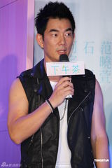 组图：任贤齐新片中年出柜 范晓萱不排斥三人行